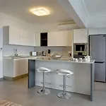 Luxury With Pool Apartment *