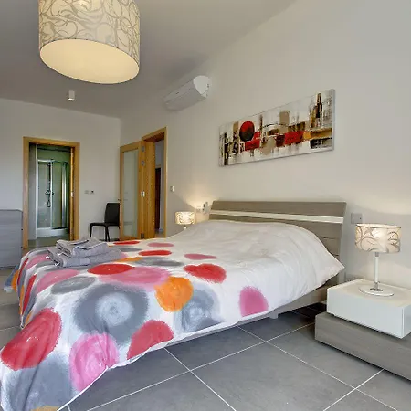 Luxury With Pool דירה *