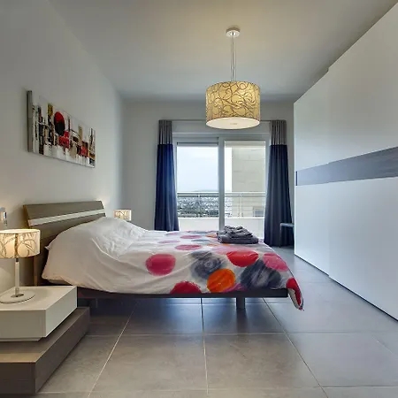 Luxury With Pool דירה סליאמה