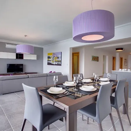 Luxury With Pool Apartment *