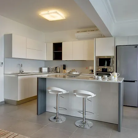 Luxury With Pool Apartment *