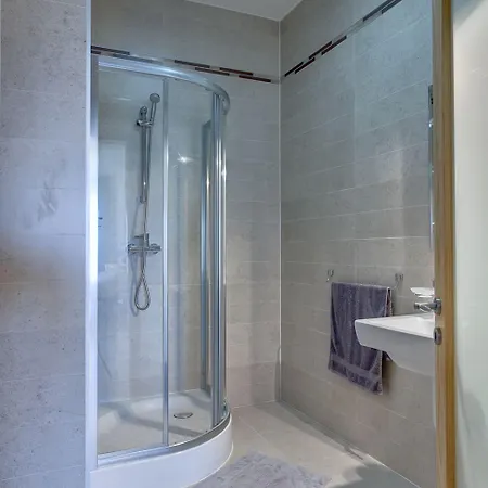 Luxury With Pool Apartment *