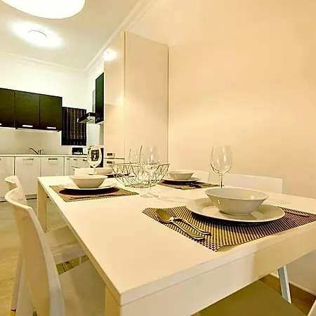 Luxury With Pool Apartment *
