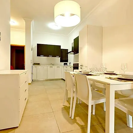 Luxury With Pool Apartment *