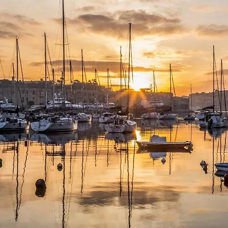 Luxury With Pool דירה